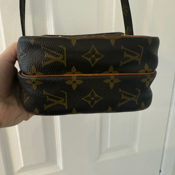 LOUIS VUITTON Monogram Amazone Vintage Crossbody Bag - Picture 5 of 16